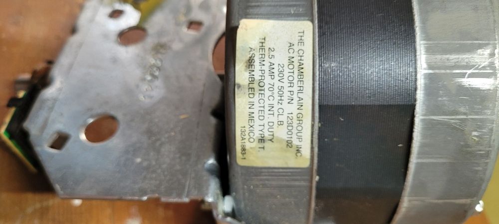 Silnik napędu bramy Chamberlain LiftMaster
123D0102 | 230V 50Hz