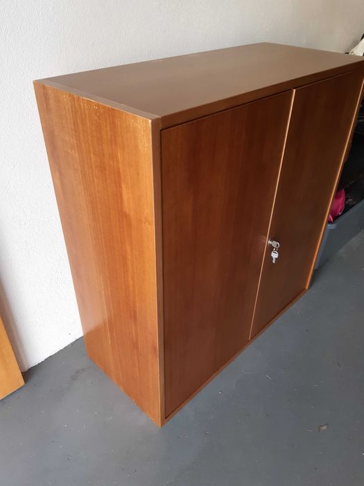 Armario 2 portas com fechadura - Cor de mel