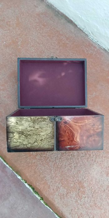 Caixa de decoração com embutidos e estatueta pequena