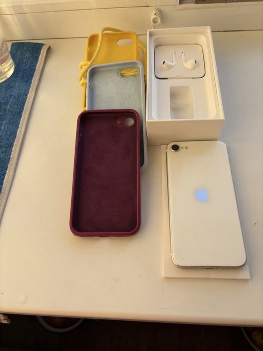 Телефон iPhone SE