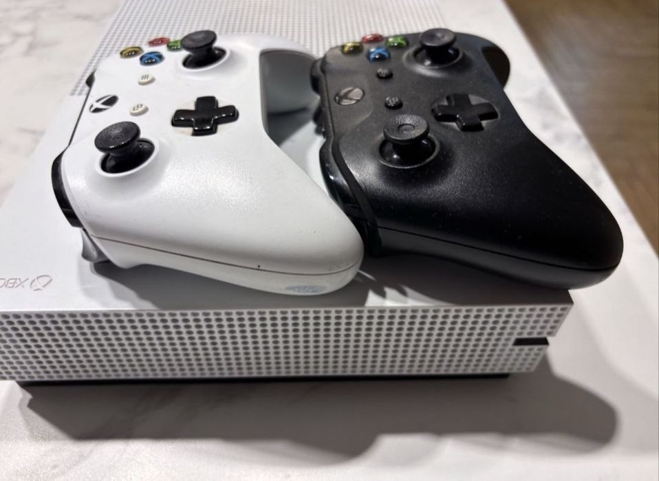 Xbox One S + dwa pada -1 TB
