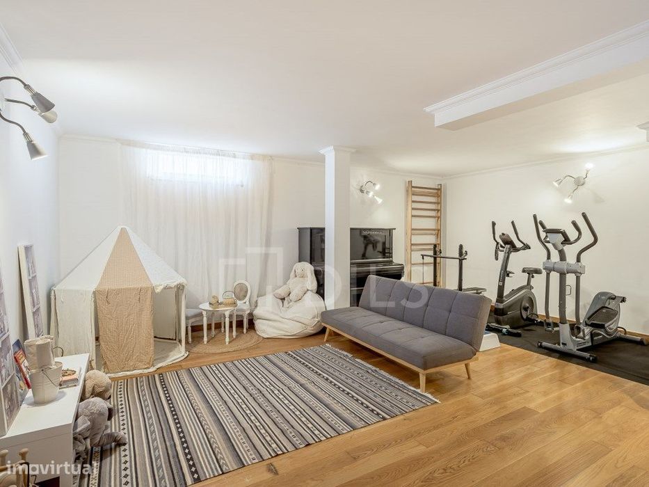 Moradia T4+1 em Cascais, com jardim privativo e piscina em condomínio