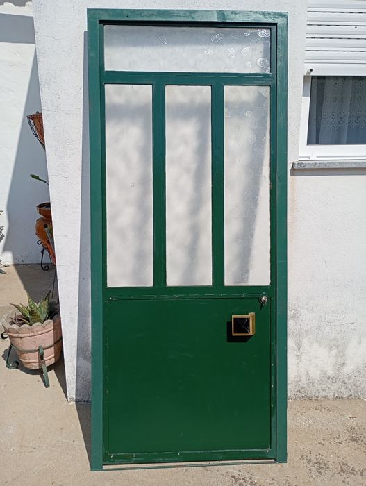 Porta em ferro envidraçada muito resistente
