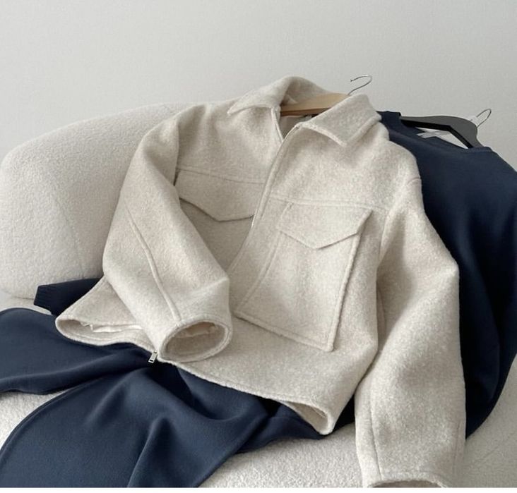 Бомбер у молочному кольорі