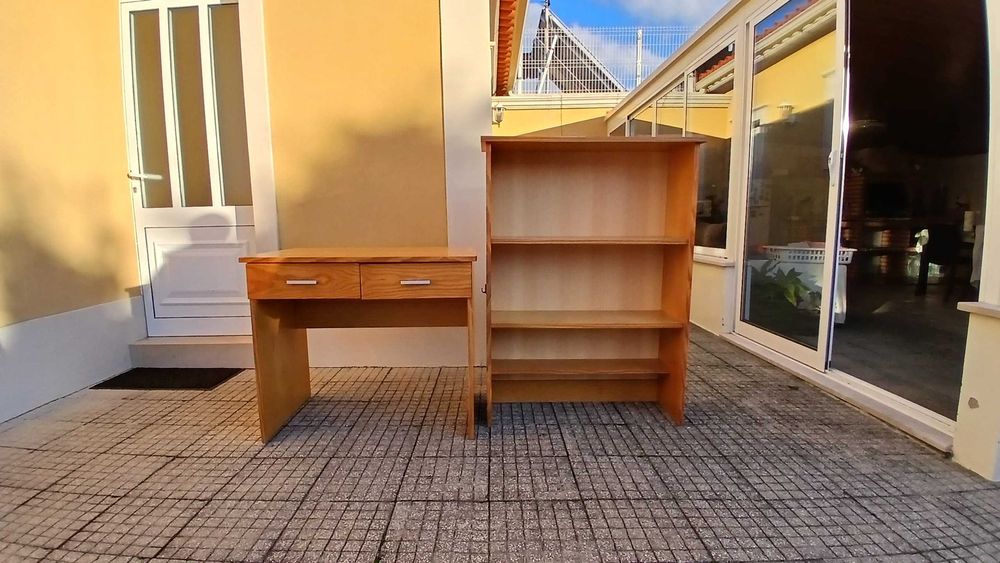 Vendo secretária em pinho maciço.