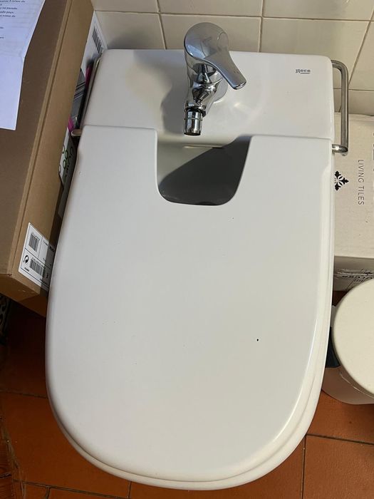 Bidé  com tampa e torneira Roca