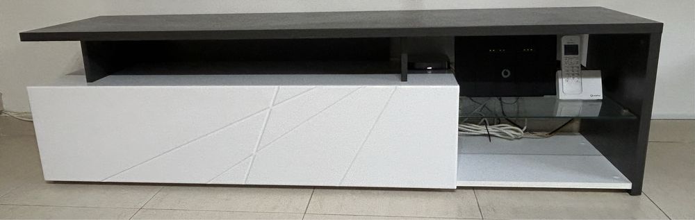 Movel TV preto e branco