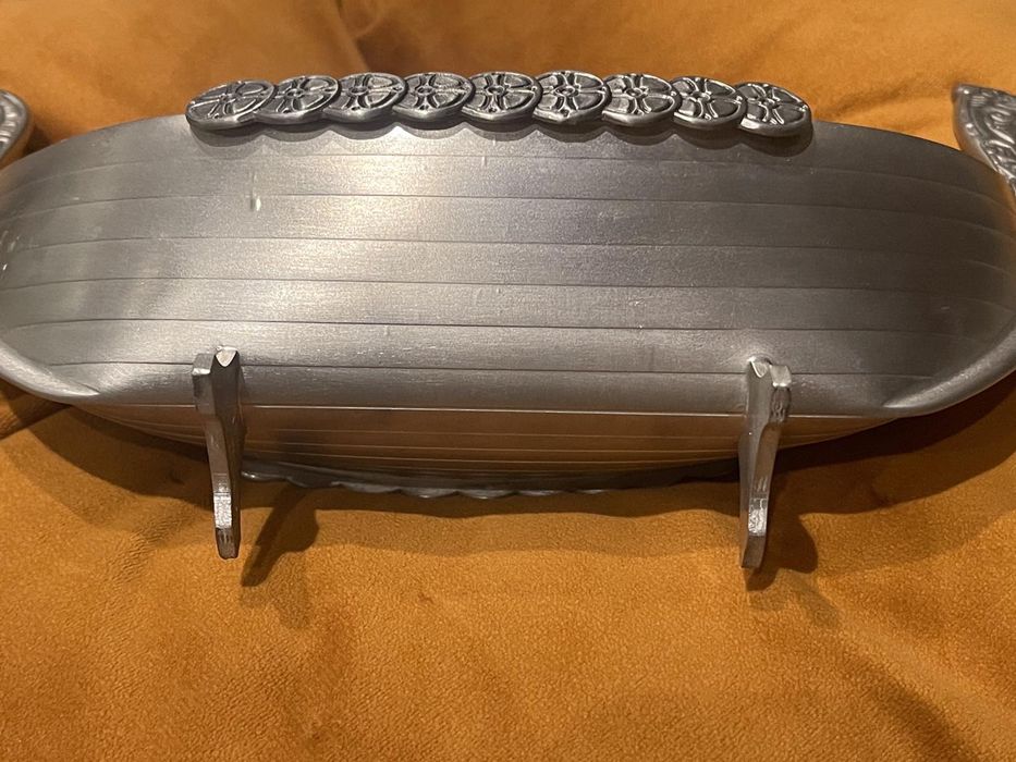 Оловянная чаша в виде корабля викингов.60-е года