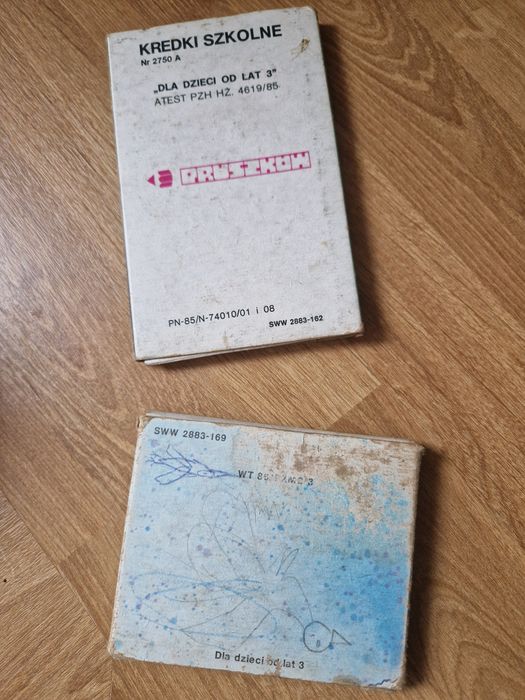 Dwa opakowania po kredkach PRL