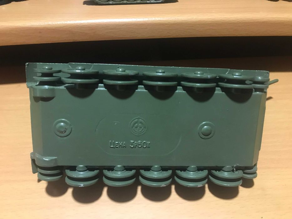 Металевий танк Т-34 з  БМП та БТР-60ПБ Легенди в металі