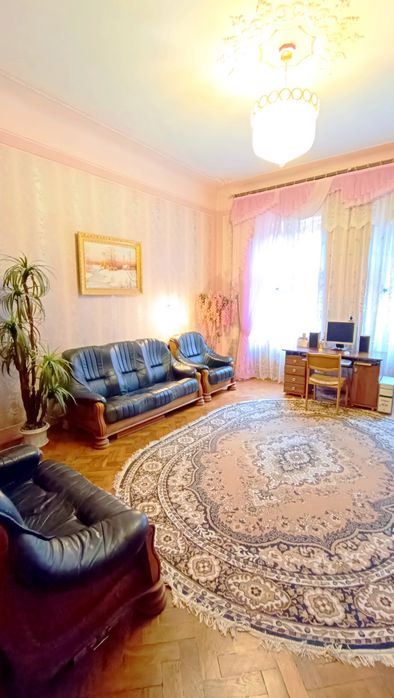 Продається 4 км квартира ( 132,3м.) навпроти облдержадміністрації