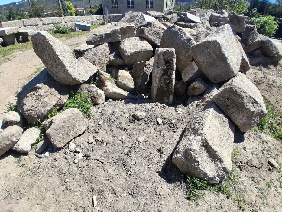 Pedra velha (granito trabalhada)