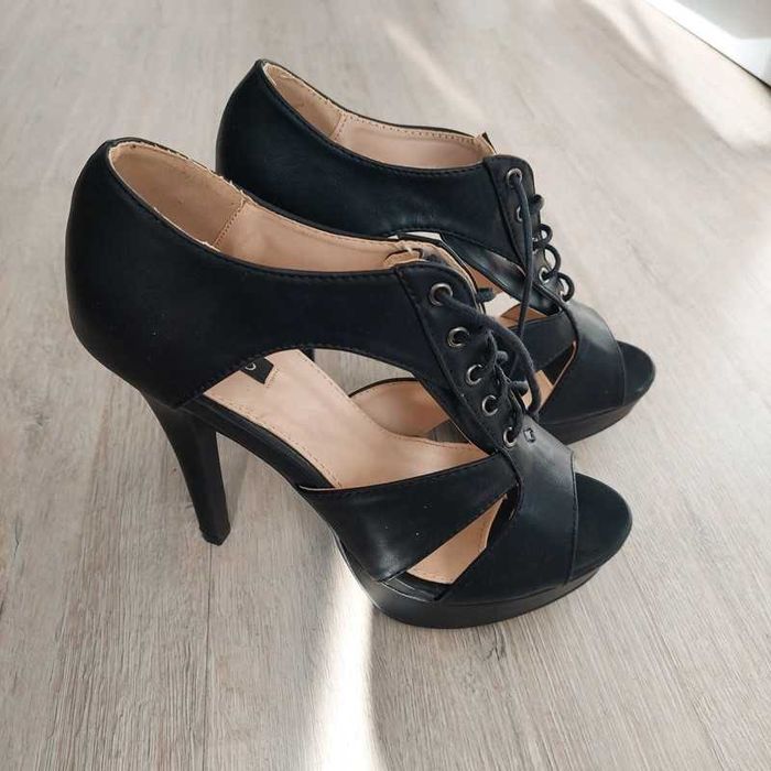 Wysokie wiązane szpilki 39