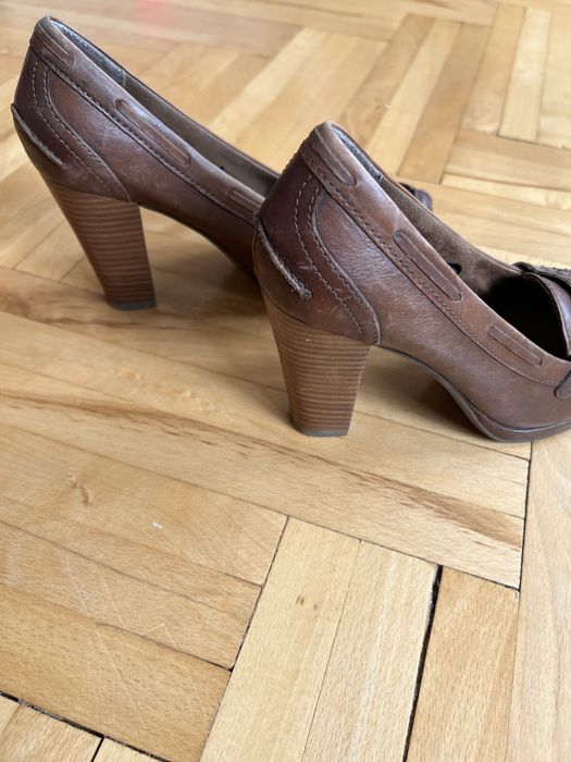 Mokasyny skorzane na słupku