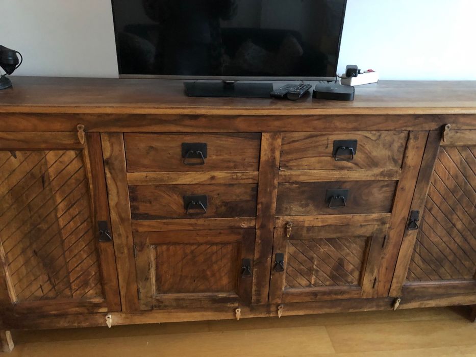 Móveis usados: aparador, mesa, cadeiras