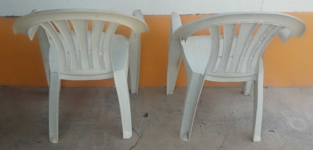 Mesa Redonda (70cm) + 4 Cadeiras de Plástico Branco (Jardim / Varanda)