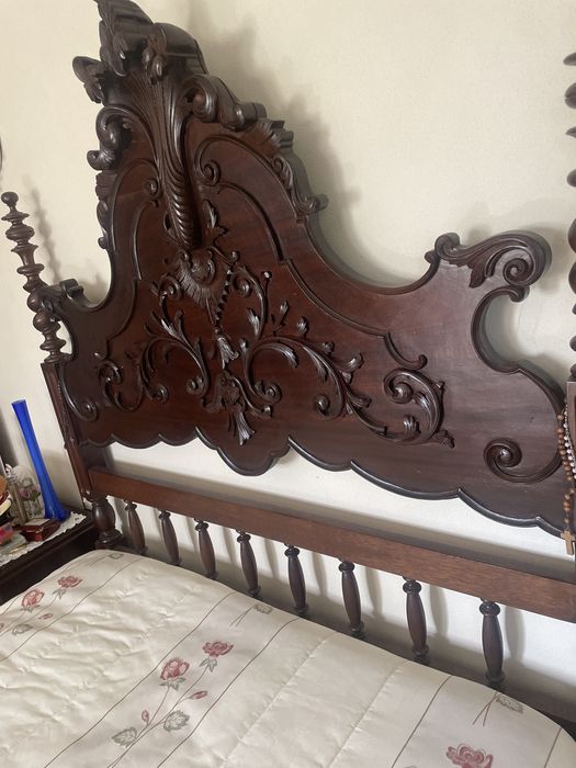 Cama casal e medinha de cabeceira