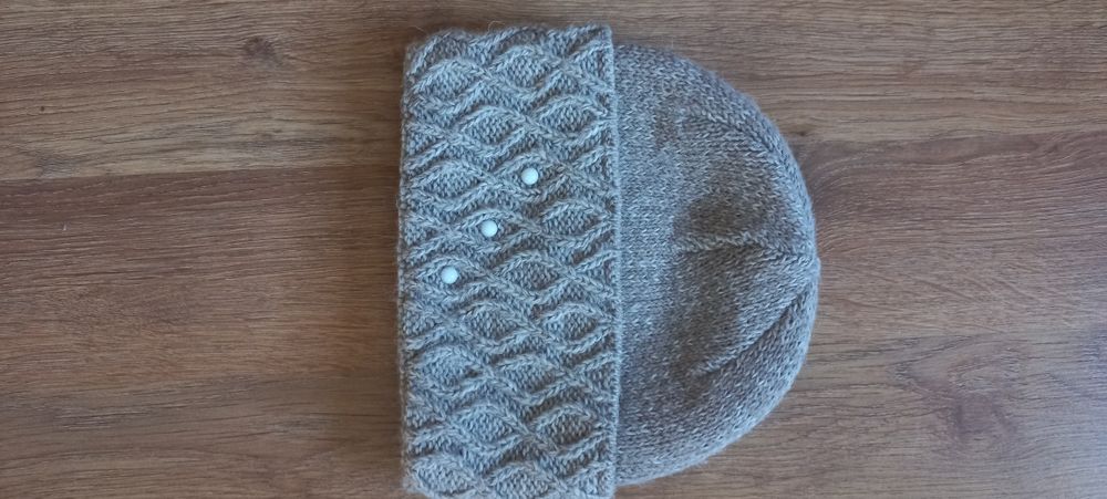 Czapka damska z perełkami