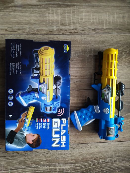 Pistolet plastikowy Flash Gun zabawka 3+ błyska strzela