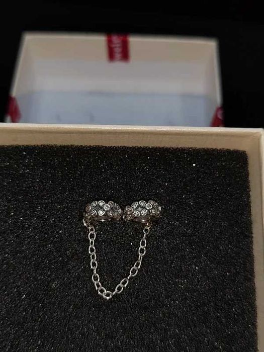 Charms wykonany z srebra próby 925 z przeźroczystymi kamieniami