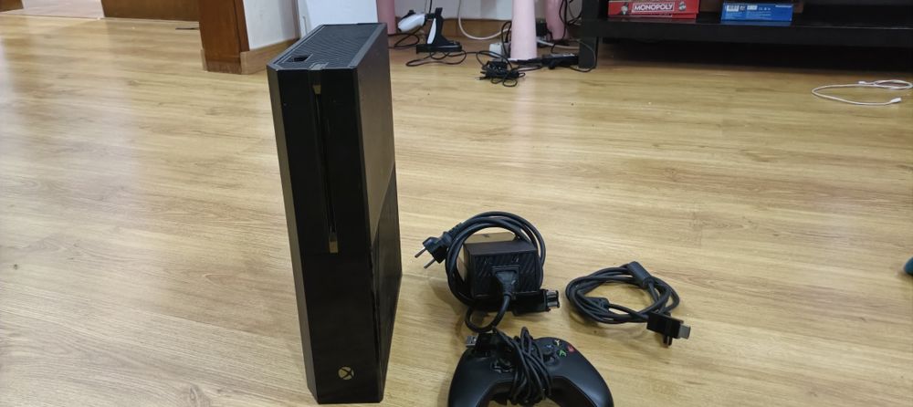 XBox One + 6 Jogos + Comando original