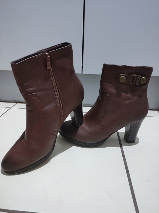 Damskie buty na obcasie + gratis druga para butów