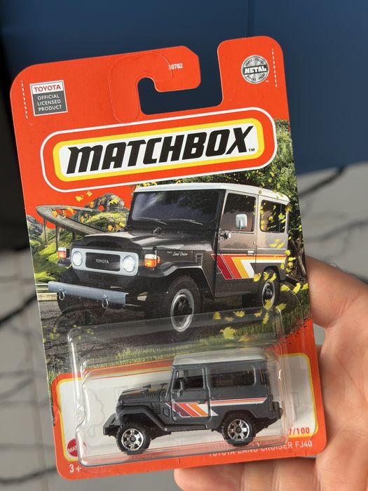 Matchbox Toyota 1975 Land Cruiser FJ40 krótka, pancerna legenda! 4x4 off-road 1:64 How Wheels Mattel