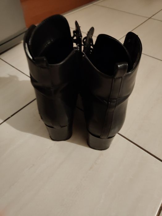 Czarne botki na obcasie