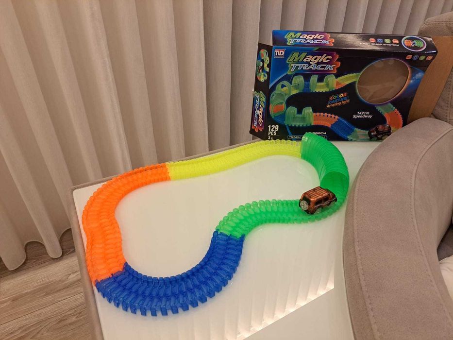 Pista Magic Tracks com carro LED – 129 peças – como nova na caixa