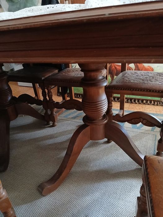 Mesa e 8 cadeiras com 80 anos