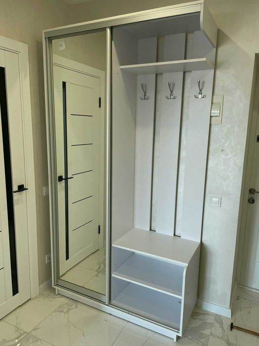 Передпокій новий, Біла прихожка з дзеркалом, Компактний передпокій