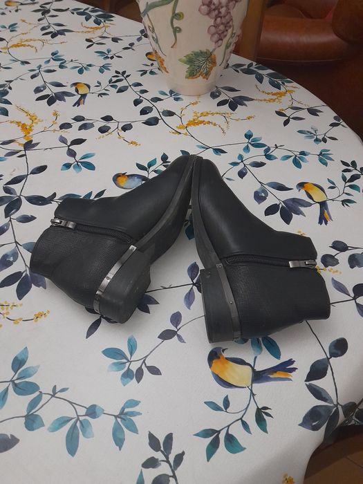 Botins pretos em pele seaside