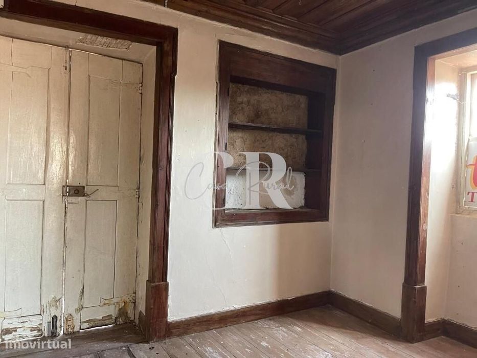 Moradia T2 geminada para renovação, com anexos e terreno, perto da Lou