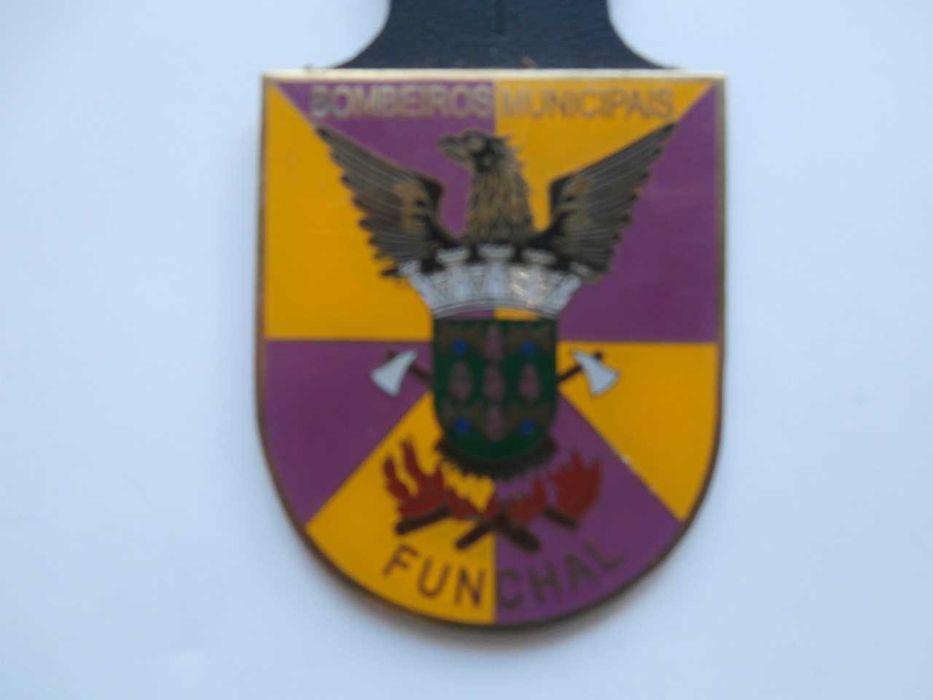 Vários crachás de bombeiros