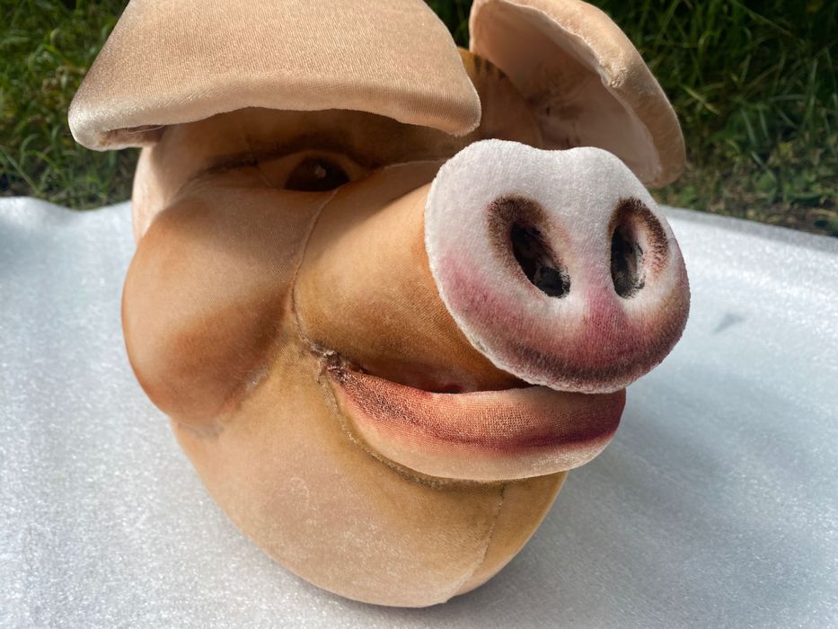 Маска свині з тканини.