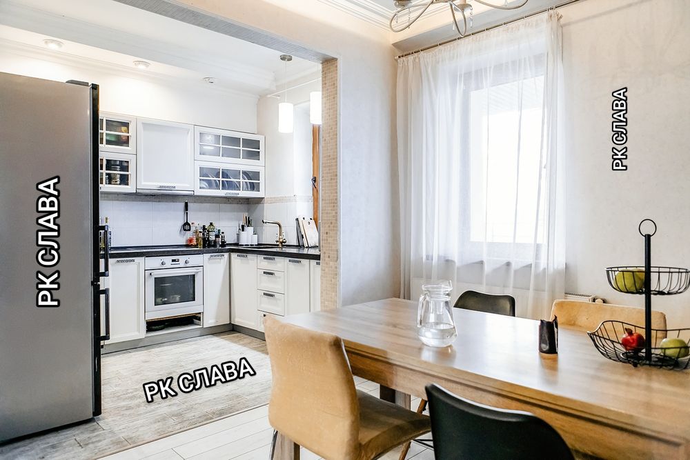 Продам котедж в Безлюдівці з виходом на  озеро і спортивним полем