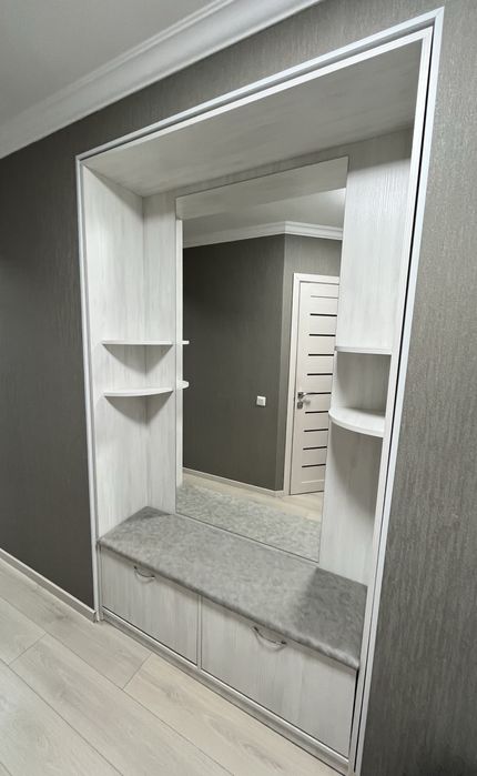 Прихожа з дзераклои та пуфіком