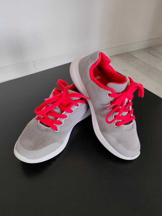 Кроссовки детcкие Clarks. Розмір: 30—31 (по устілці 21 см)