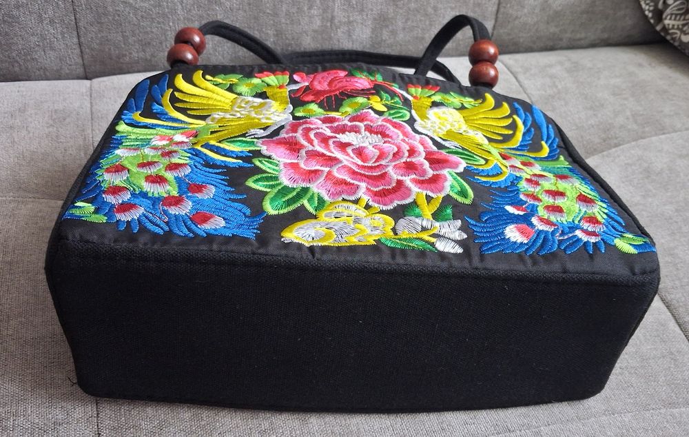 Nowa,haftowana torebka tekstylna.