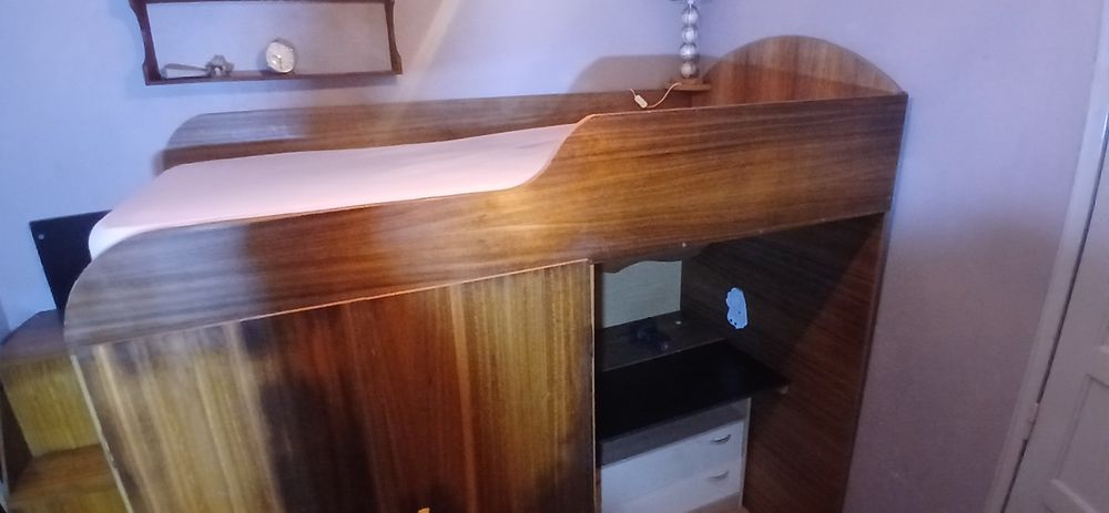 Cama de Solteiro elevada.