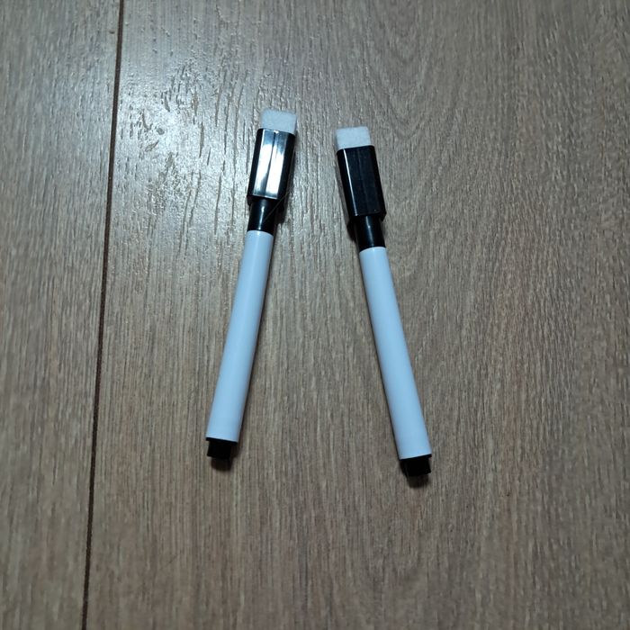 Dwa nowe czarne flamastry do tablicy