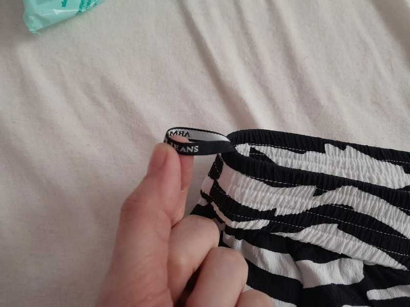 Spodnie z materiału Armani Jeans r. 40