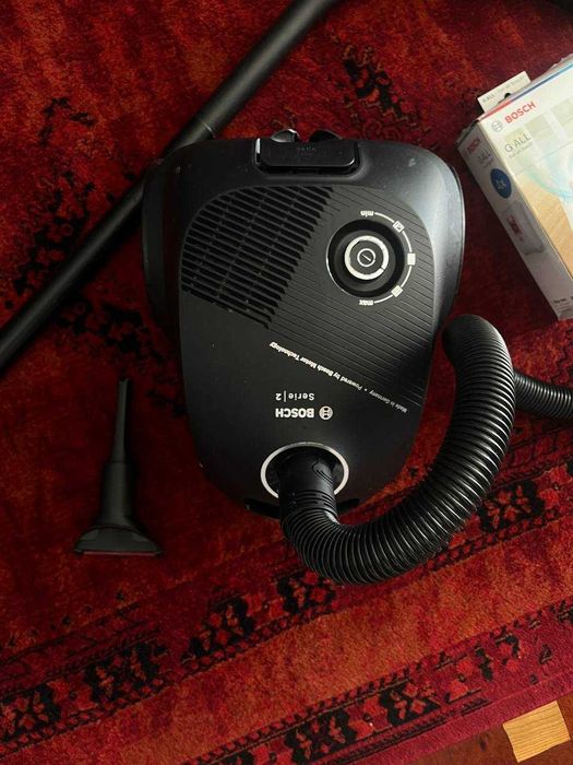 Aspirador Bosch Série 2  em excelente estado de funcionamento. Saco para o aspirador oferecido.