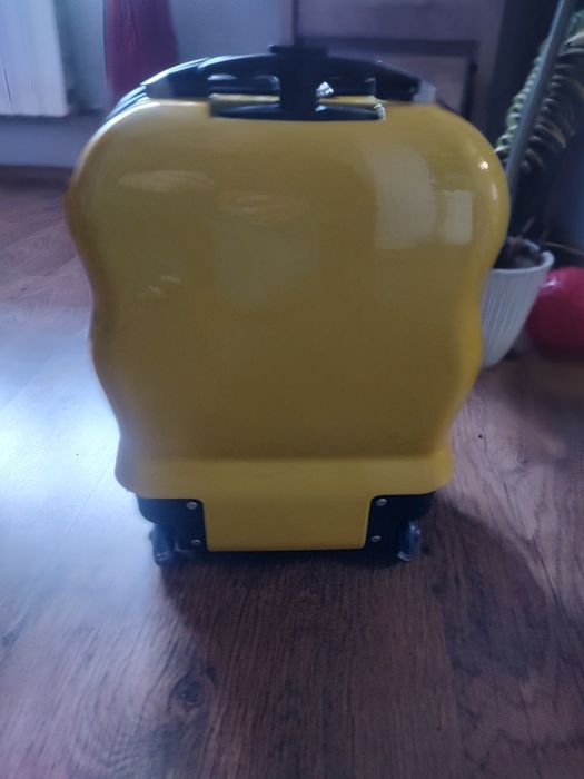 Walizka dla dzieci na kolkach