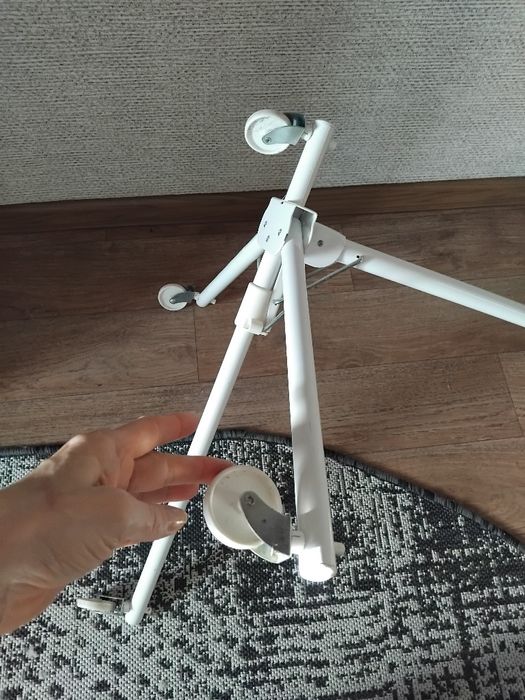 Підлогова пересувна вішалка