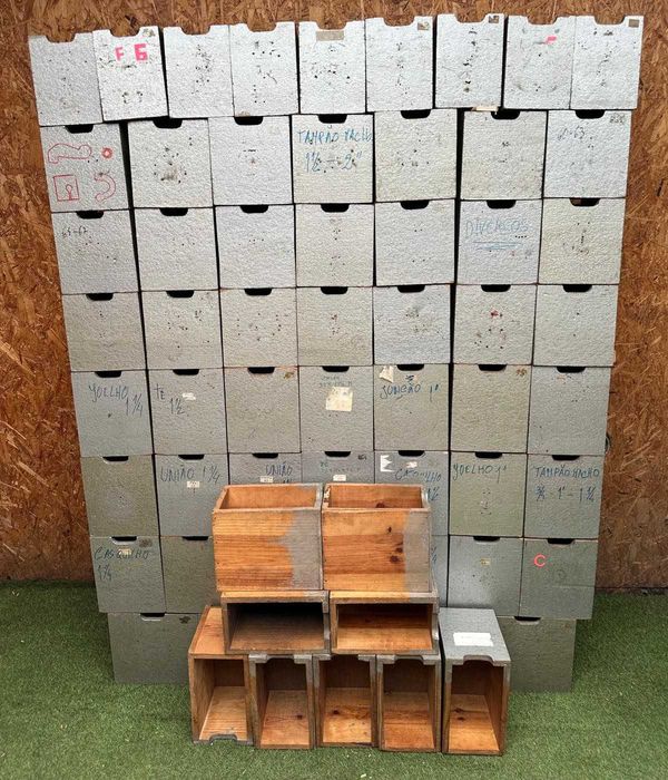 Gavetas antigas, caixas dispensadoras em madeira, 65 unidades