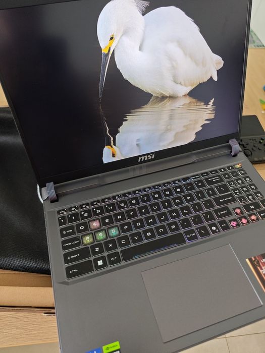 Mocny MSI Vector 16 , RTX 5070TI , Intel ultra 9 , 32/2tb nowy