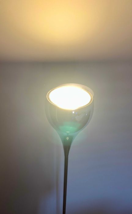 Candeeiro de Pé Cromado – Como Novo / Luz Indireta
