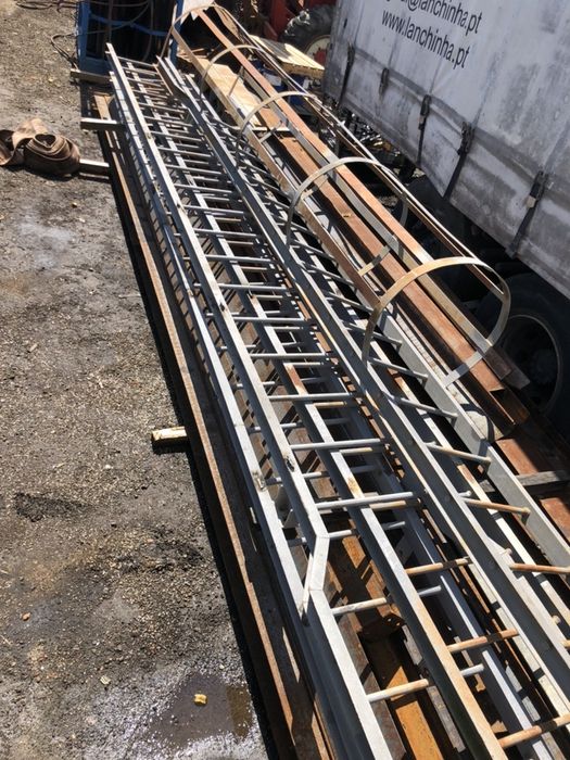 Escada metálica de emergencia