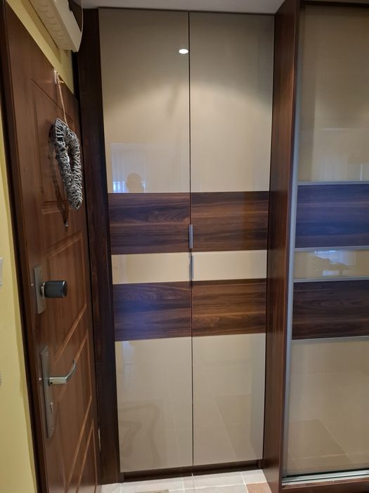 Szafa w zabudowie na przedpokuj.